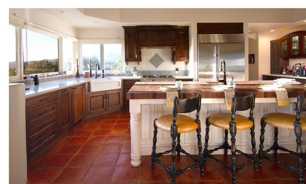 Mediterranean-style kitchen with island